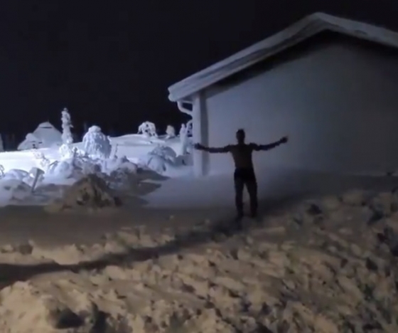 눈밭으로 몸을 던지는 즐라탄의 모습. /사진=즐라탄 SNS