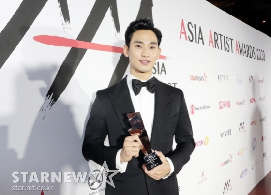 김수현이 정지우 감독의 넷플릭스 '핑거' 출연을 최종고사했다. 사진은 2020 AAA에서 김수현이 대상을 수상한 모습./사진=김창현 기자