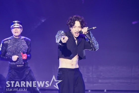 가수 비와 박진영이 2020 MBC 가요대제전에서 멋진 공연을 펼치고 있다. /사진제공=MBC