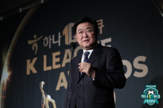 2019년 12월 K리그1 시상식에서 인사말을 하고 있는 권오갑 총재. /사진=한국프로축구연맹 제공
