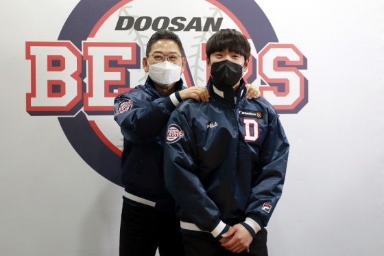 전풍(왼쪽) 두산 사장과 김재호. /사진=두산 베어스 제공