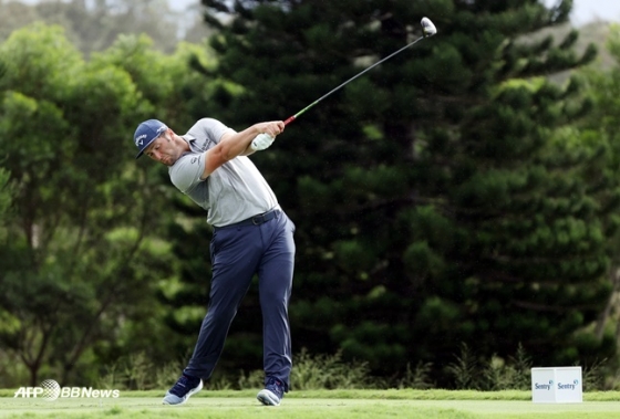 최근 클럽을 교체한 세계랭킹 2위 욘 람이 지난 10일(한국시간) 미국 하와이에서 열린 PGA 투어 센트리 토너먼트 오브 챔피언스 3라운드 18번 홀에서 티샷을 하고 있다. /AFPBBNews=뉴스1