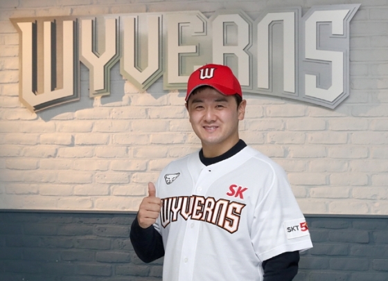 SK와 4년 총액 42억원에 FA 계약을 마친 최주환./사진=SK 와이번스