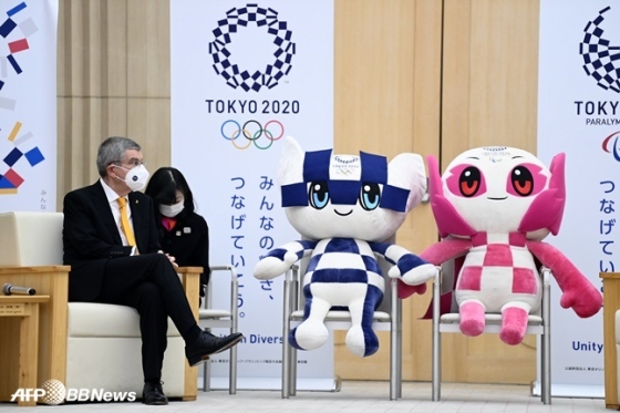 지난 해 11월 도쿄를 방문한 토마스 바흐 IOC 위원장(왼쪽)과 도쿄올림픽 및 패럴림픽 마스코트. /AFPBBNews=뉴스1