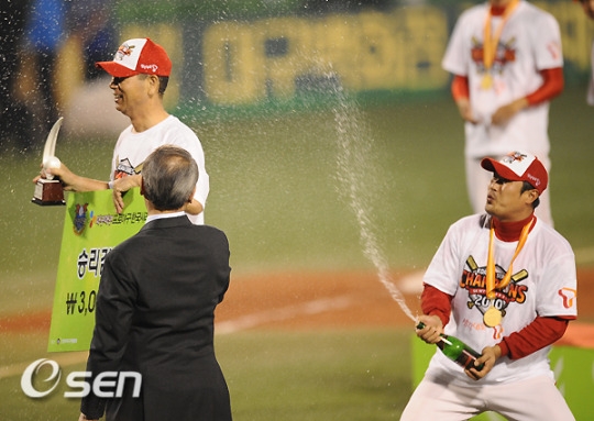 2010년 한국시리즈 우승 후 김성근 감독(왼쪽)에게 샴페인을 뿌리고 있는 이호준.