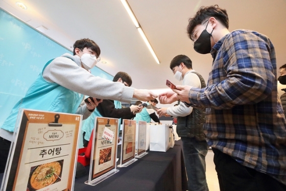 KT가 광화문 사옥내에서 지역내 음식점 밀키트를 팔고 있는 모습. 사진제공=KT