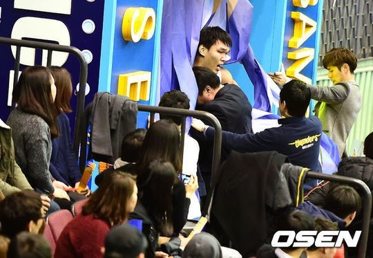 2015년 1월 1일 잠실실내체육관에서 열린 전주 KCC와 서울 삼성의 경기. 당시 관중한테 돌진하려던 하승진을 관계자들이 필사적으로 저지하고 있다. 