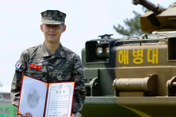 지난해 5월 해병대 기초군사훈련을 마친 손흥민. /사진=대한민국 해병대