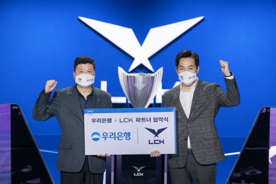 권광석 우리은행장(왼쪽)과 오상헌 LCK 대표. /사진=라이엇 게임즈 제공