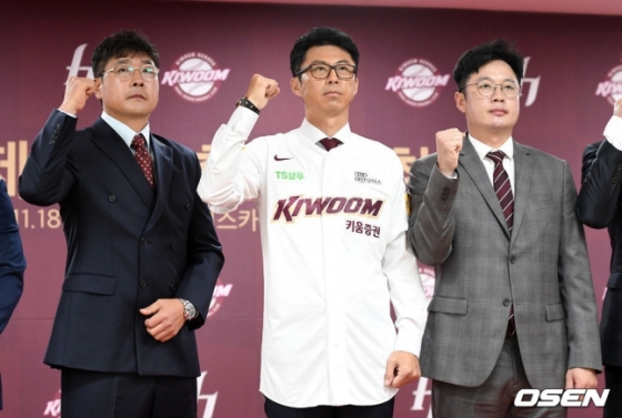 2019년 11월 홍원기 당시 수석코치(왼쪽부터)와 손혁 감독, 강병식 타격코치.
