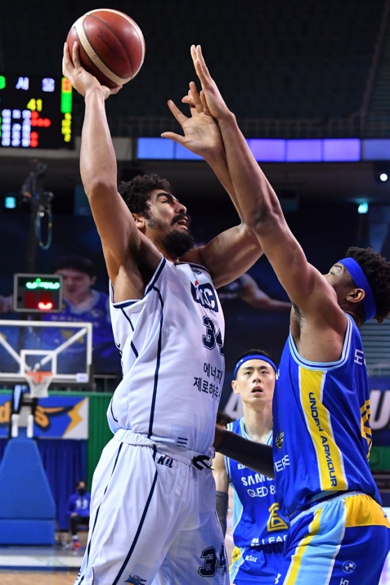 더블-더블을 만들며 팀 12연승을 이끈 타일러 데이비스. /사진=KBL 제공