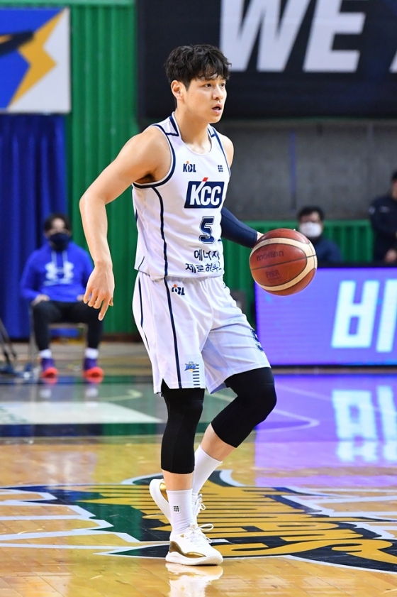 앞선에서 팀을 리딩하며 승리를 이끌어낸 KCC 유현준. /사진=KBL 제공