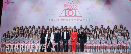 보컬트레이너 김성은, 안무가 배&#50981;ㅇ, 치타, 장근석, 가희, 제아(왼쪽부터)가 21일 오후 서울 영등포구 여의도동 63컨벤션센터에서 진행된 Mnet &#39;프로듀스101&#39; 제작발표회에서 연습생들과 포즈를 취하고 있다.&#39;프로듀스101&#39;은 국내 46개 기획사에서 모인 101명의 여자 연습생들이 참가한 초대형 프로젝트다. 대중이 &#39;국민 프로듀서&#39;가 되어 데뷔 멤버들을 발탁하고 콘셉트와 데뷔곡, 그룹명 등을 직접 정하는 아이돌 육성 프로그램이다.오는 22일 오후 11시 첫 방송된다. / 사진=김창현 기자 chmt@