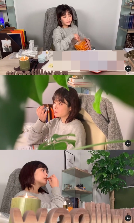 배우 채림이 인스타그램을 통해 과자 먹방을 한 모습을 공개했다./사진=채림 인스타그램 영상 캡처