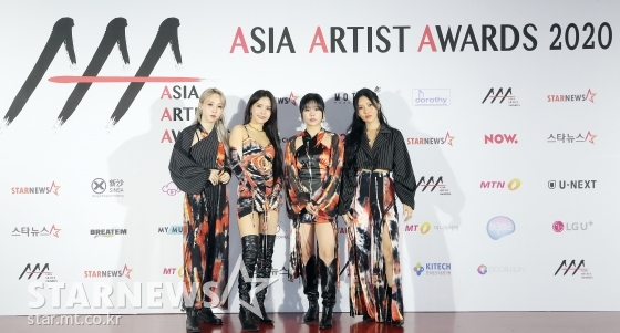 걸그룹 마마무가 28일 마이뮤직테이스트에서 중계된 2020 Asia Artist Awards(2020 아시아 아티스트 어워즈, 2020 AAA) 레드카펫 행사에서 포즈를 취하고 있다.스타뉴스가 주최하고 AAA 조직위원회가 주관하는 AAA는 어디에서도 보지 못했던 새로운 무대를 선보이며 전 세계 팬들의 눈과 귀를 사로잡아 명실상부 NO.1 글로벌 시상식으로 거듭났다. / 사진=김창현 기자 chmt@