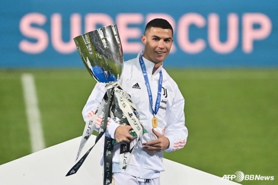 Cristiano Ronaldo wins the Italian Super Cup.  /AFPBBNews=News1