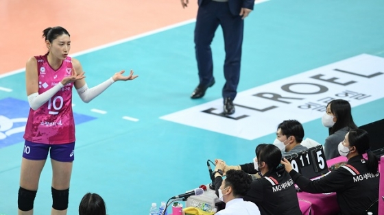 김연경이 26일 인천 GS칼텍스전서 판정에 항의하고 있다. /사진=KOVO