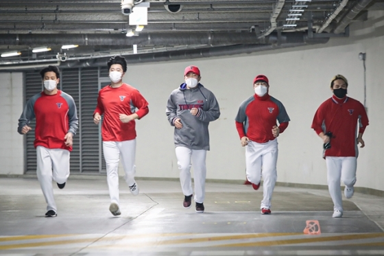 오선우(왼쪽부터), 이진영, 류지혁, 이창진, 김선빈이 러닝 훈련을 실시하고 있다. /사진=KIA 타이거즈 제공