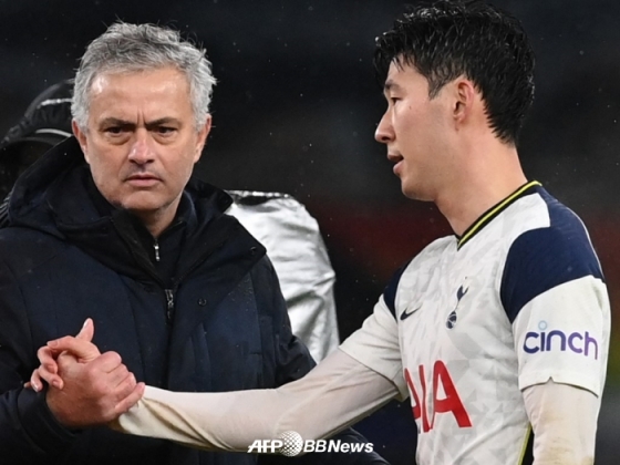 5일(한국시간) 첼시전 0-1 패배 후 아쉬운 표정을 짓고 있는 손흥민(오른쪽)과 무리뉴 감독. /AFPBBNews=뉴스1