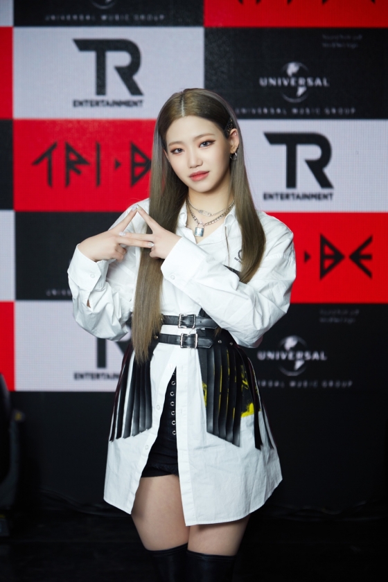 걸그룹 트라이비 현빈이 17일 온라인으로 진행된 첫 번째 싱글 &#39;TRI.BEDaLoca (트라이비 다 로카)&#39; 발매 기념 소케이스에서 포즈를 취하고 있다.트라이비는 가요계 대표 히트 메이커 신사동호랭이와 세계 최대 음반사 유니버설뮤직이 공동 제작한 걸그룹이다. 한국인 멤버 송선 진하 현빈 소은과 외국인 멤버 켈리 지아 미레로 구성됐다. / 사진제공 = 티알엔터테인먼트, 멜로우엔터테인먼트