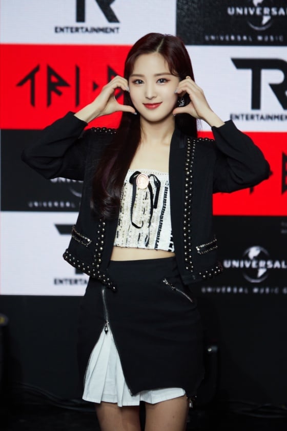걸그룹 트라이비 송선이 17일 온라인으로 진행된 첫 번째 싱글 &#39;TRI.BEDaLoca (트라이비 다 로카)&#39; 발매 기념 소케이스에서 포즈를 취하고 있다.트라이비는 가요계 대표 히트 메이커 신사동호랭이와 세계 최대 음반사 유니버설뮤직이 공동 제작한 걸그룹이다. 한국인 멤버 송선 진하 현빈 소은과 외국인 멤버 켈리 지아 미레로 구성됐다. / 사진제공 = 티알엔터테인먼트, 멜로우엔터테인먼트