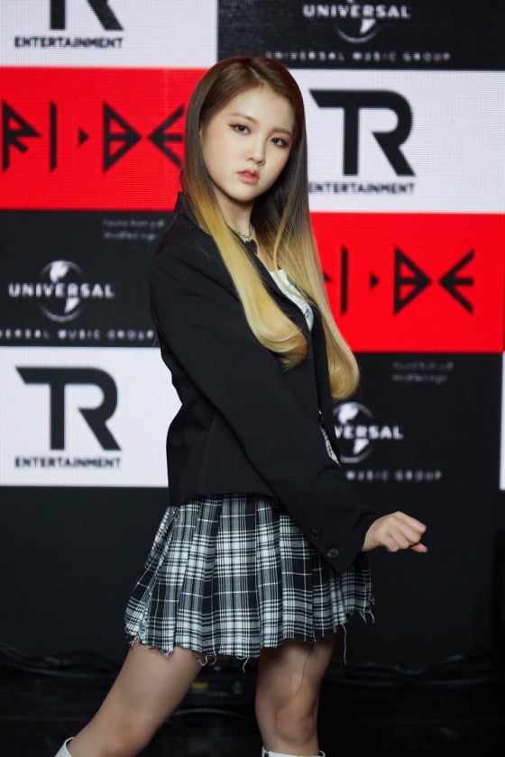 걸그룹 트라이비 지아가 17일 온라인으로 진행된 첫 번째 싱글 &#39;TRI.BEDaLoca (트라이비 다 로카)&#39; 발매 기념 소케이스에서 포즈를 취하고 있다.트라이비는 가요계 대표 히트 메이커 신사동호랭이와 세계 최대 음반사 유니버설뮤직이 공동 제작한 걸그룹이다. 한국인 멤버 송선 진하 현빈 소은과 외국인 멤버 켈리 지아 미레로 구성됐다. / 사진제공 = 티알엔터테인먼트, 멜로우엔터테인먼트