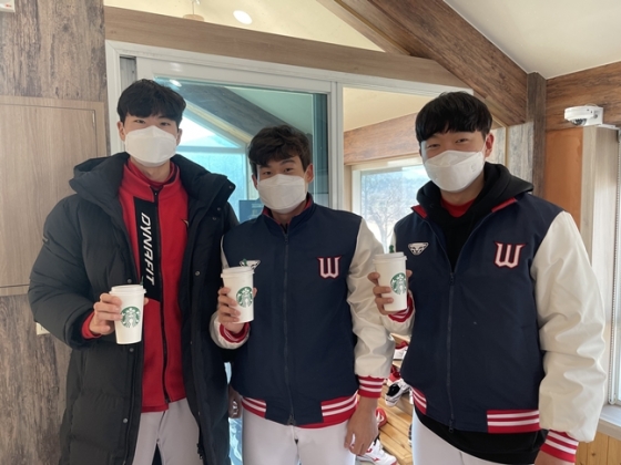 배달된 커피를 들고 포즈를 취한 SK 퓨처스팀의 정동윤, 장지훈, 김건우(왼쪽부터)./사진=SK 와이번스