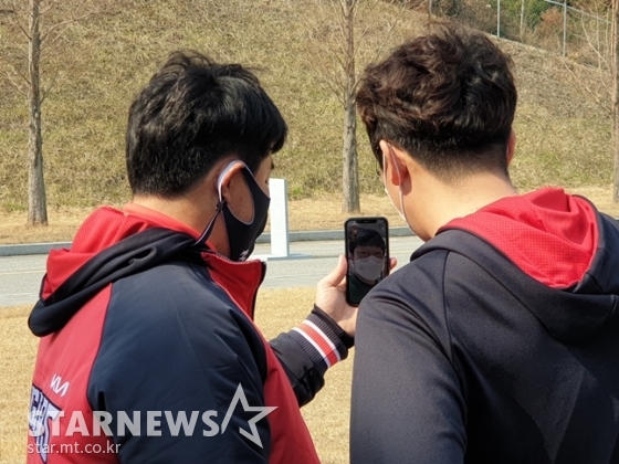 양현종과 영상 통화를 하고 있는 배경수 1군 매니저(왼쪽)와 홍보팀 관계자. /사진=박수진 기자