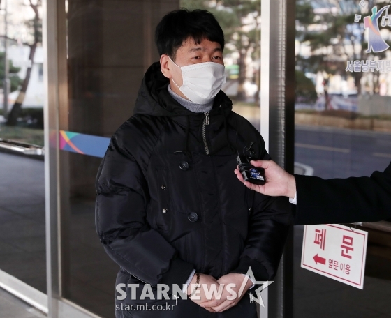 불법도박장 개설 혐의를 받고 있는 개그맨 최재욱이 22일 오후 서울 남부지방법원에서 열린 3차 공판에 출석하고 있다. / 사진=김창현 기자 chmt@