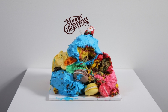 Just a Cake, 18(W)x18(L)x24(H)cm, mixed media on marble cake, 2020 /사진제공=오철헌 작가, MAP CREW