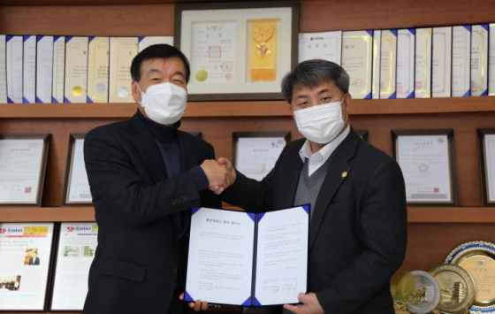 사단법인 한국미래환경협회 유찬선 회장(왼쪽)과 ㈜나들이 조응태 대표가 2050 탄소중립 업무 협약을 맺고 악수를 하고 있다.