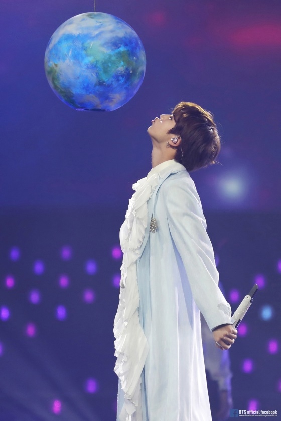 방탄소년단 진(BTS JIN)의 \'Moon\' 무대