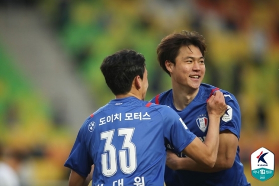 김건희(오른쪽)가 28일 수원월드컵경기장에서 열린 광주전에서 골을 넣은 뒤 기뻐하고 있다. /사진=한국프로축구연맹 제공