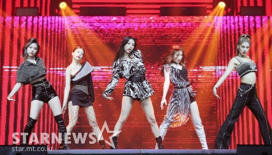 걸그룹 ITZY가 28일 마이뮤직테이스트에서 중계된 2020 Asia Artist Awards(2020 아시아 아티스트 어워즈, 2020 AAA)에서 멋진 무대를 선보이고 있다. 스타뉴스가 주최하고 AAA 조직위원회가 주관하는 AAA는 어디에서도 보지 못했던 새로운 무대를 선보이며 전 세계 팬들의 눈과 귀를 사로잡아 명실상부 NO.1 글로벌 시상식으로 거듭났다. / 사진=김창현 기자 chmt@