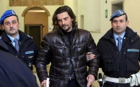 먀약 재배 혐의로 체포되는 루이지 사르토르(가운데)./사진=라 가제타 델로 스포르트 홈페이지 캡처