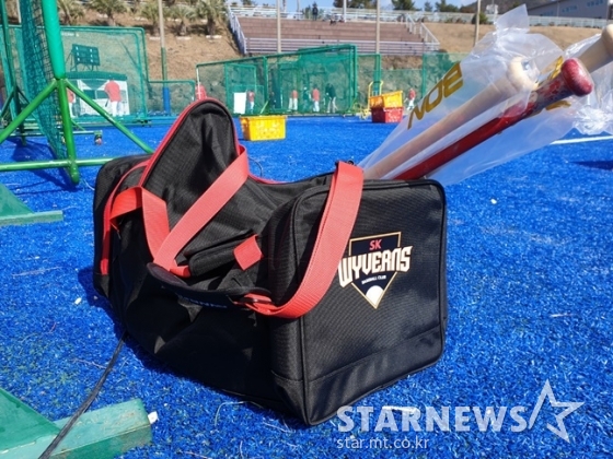 서귀포 스프링캠프에 SK 와이번스 엠블럼이 새겨진 가방이 놓여 있다.  /사진=심혜진 기자