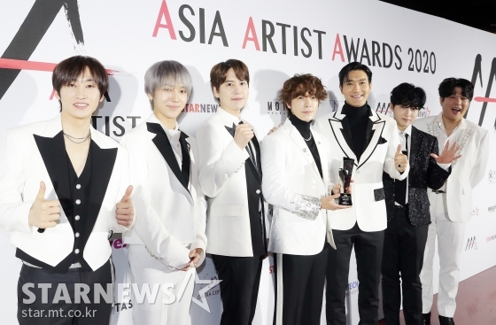 2020 Asia Artist Awards(2020 아시아 아티스트 어워즈, 2020 AAA)에서 히스토리 오브 송즈를 수상한 그룹 슈퍼주니어 은혁 예성 규현 동해 시원 려욱 신동 (왼쪽부터)/ 사진=김창현 기자 chmt@