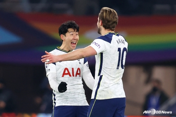 손흥민(왼쪽)과 케인이 8일 크리스탈 팰리스전서 4번째 골을 합작한 뒤 서로 기쁨을 나누고 있다. /AFPBBNews=뉴스1