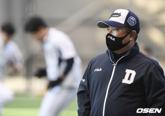 김태형 감독이 지난 2월 8일 이천 베어스파크에서 선수들의 훈련을 지켜보고 있다.