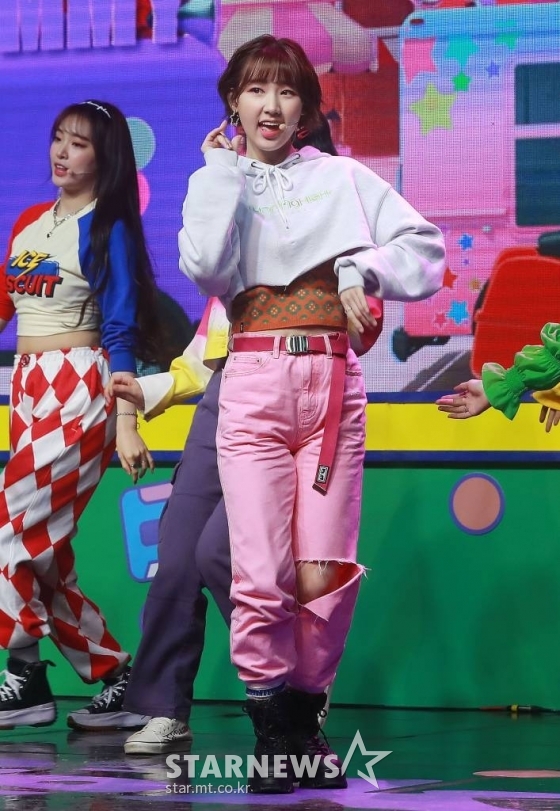 걸그룹 위클리(Weeekly) 지윤이 17일 오후 서울 마포구 메세나폴리스 신한카드 판스퀘어에서 진행된 미니 3집 &#039;We Play&#039; 발매 쇼케이스에서 신곡을 선보이고 있다. /2021.03.17 /사진=이동훈 기자 photoguy@