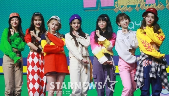 걸그룹 위클리(Weeekly)가 17일 오후 서울 마포구 메세나폴리스 신한카드 판스퀘어에서 진행된 미니 3집 &#039;We Play&#039; 발매 쇼케이스에서 포즈를 취하고 있다. /2021.03.17 /사진=이동훈 기자 photoguy@