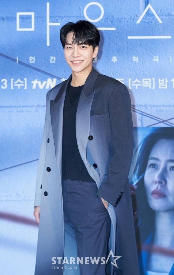 배우 이승기가  tvN 수목극 '마우스' 제작발표회에 앞서 포즈를 취하고 있다. /사진제공=CJENM 