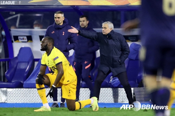 지난 19일 디나모 자그레브와의 UEFA 유로파리그 16강 2차전에서 선수들에게 지시를 내리고 있는 조세 무리뉴 감독(오른쪽). /AFPBBNews=뉴스1