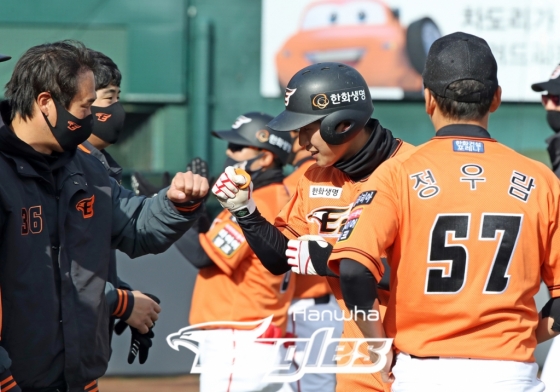 박정현(왼쪽에서 두 번째)이 끝내기 홈런을 친 뒤 동료들과 하이파이브를 하고 있다. /사진=한화 이글스 제공