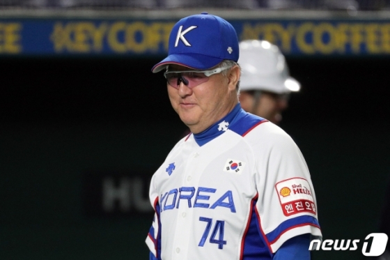 2019년 11월 일본 도쿄에서 열린 프리미어12 슈퍼라운드를 앞두고 김경문 야구 국가대표팀 감독이 선수들의 훈련을 지켜보고 있다. /사진=뉴스1