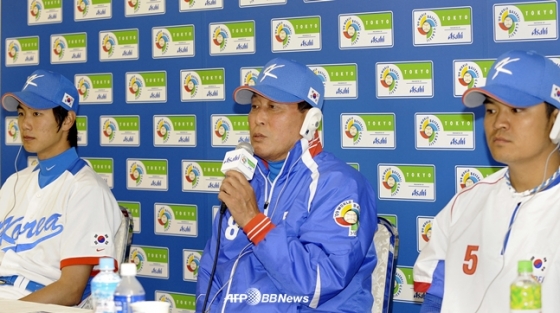 2009 WBC 당시 김광현(왼쪽부터), 김인식 감독, 추신수가 인터뷰를 하고 있다. /AFPBBNews=뉴스1