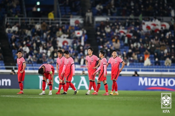 한국 축구국가대표팀이 25일 일본 요코하마에서 열린 한일전에서 0-3으로 완패한 뒤 아쉬워하고 있다. /사진=대한축구협회