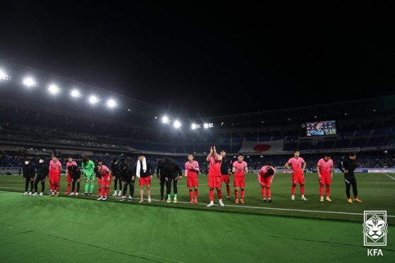 한국 축구국가대표팀이 25일 일본 요코하마에서 열린 한일전에서 0-3으로 참패한 뒤 한국 팬들에게 인사하고 있는 모습. /사진=대한축구협회