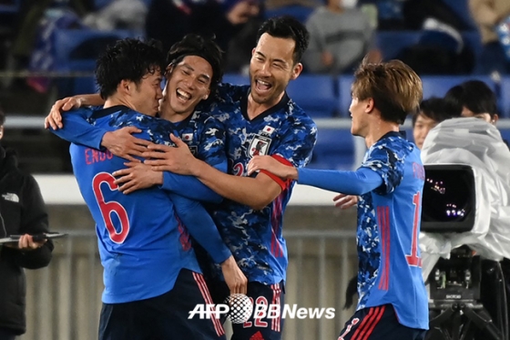 25일 일본 요코하마에서 열린 한일전에서 3번째 골을 넣은 뒤 골 세리머니를 펼치고 있는 엔도 와타루(왼쪽). /AFPBBNews=뉴스1
