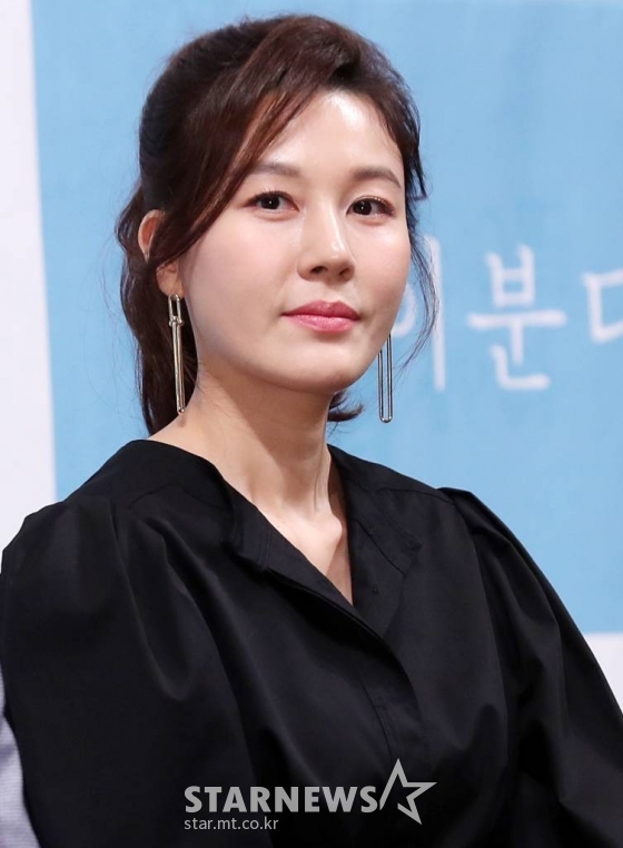 배우 김하늘이 싸이더스HQ와 계약이 만료됐고, 아이오케이컴퍼니와 계약을 체결했다./사진=김휘선 기자 hwijpg@